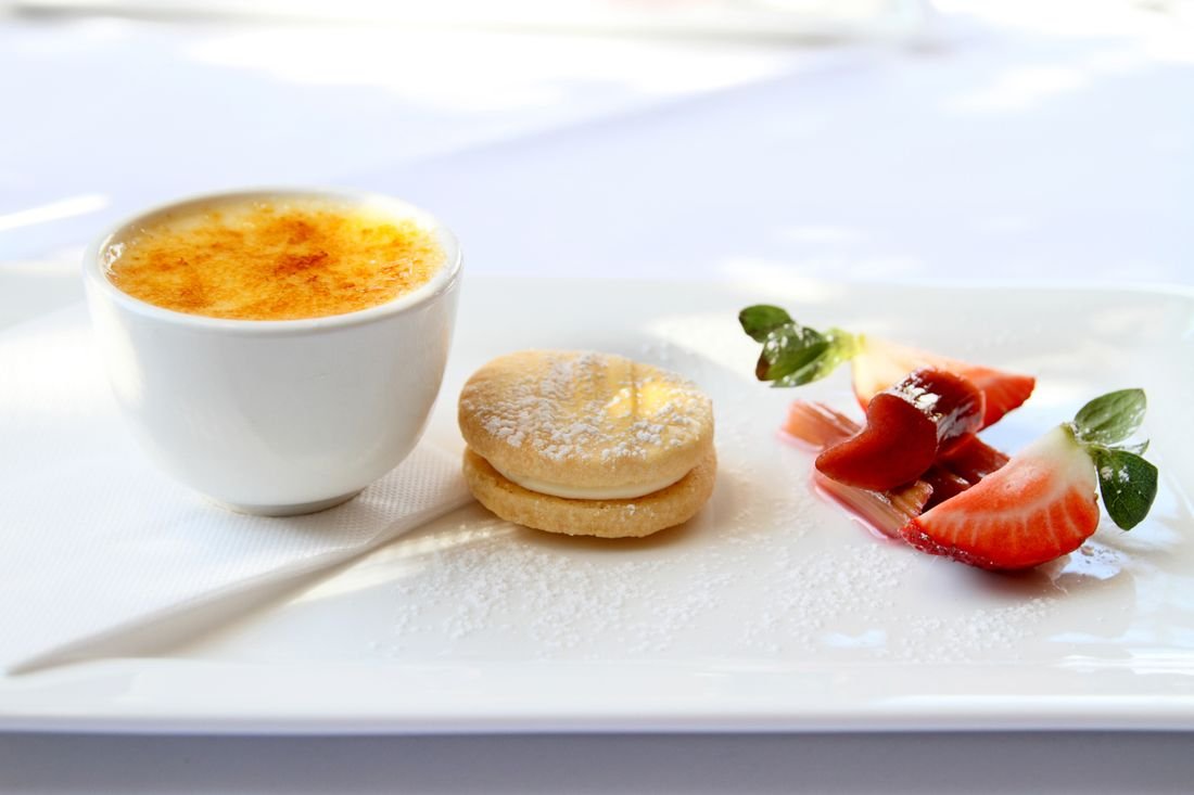 Crème brûlée à la vanille, sablé maison et fraises fraîches — dessert traiteur