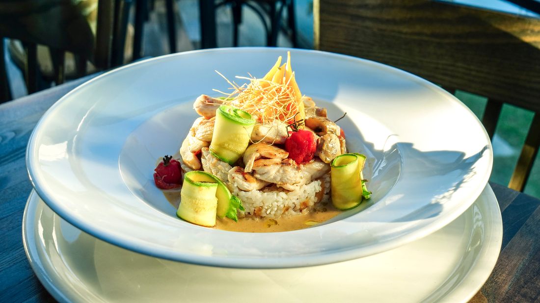 Émincé de poulet citronné sur riz basmati, courgettes grillées