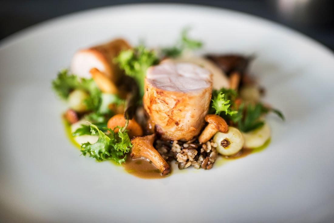 Assiette gastronomique de suprême de volaille, girolles et riz sauvage — traiteur événementiel à Montréal