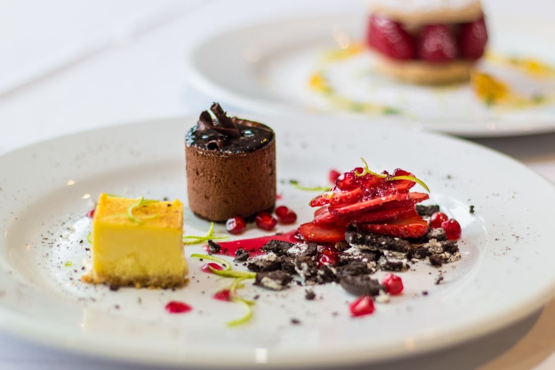 Trio de desserts traiteur : mousse au chocolat, cheesecake et fraises fraîches
